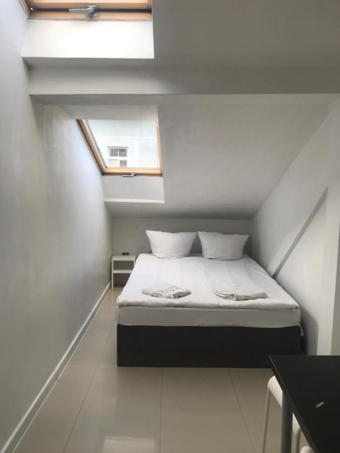 Hostel Hoza And Warsaw